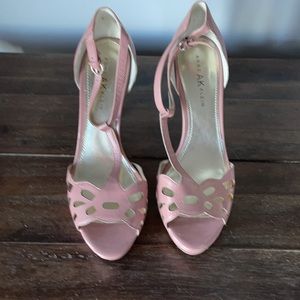 Anne Klein blush heals with strap size 10 NWOT